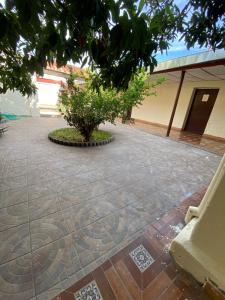 a courtyard with a tree and a building at Hostal Casa Colonial in Santa Ana