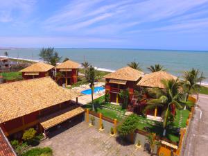 eine Luftansicht eines Resorts mit Meerblick in der Unterkunft Pousada Portal da Barra in Marataizes