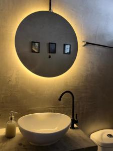 a bathroom with a sink and a mirror on the wall at El marqués casa boutique in Ríohacha
