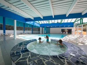 three children playing in a swimming pool at Appartement charmant - 4 pers. - API-1-52-2507 in Saint-Hilaire-de-Riez