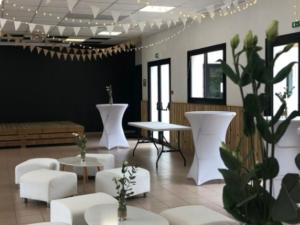 a lobby with white chairs and tables and plants at Appartement charmant - 4 pers. - API-1-52-2507 in Saint-Hilaire-de-Riez +26 photos