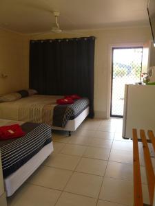 En eller flere senger på et rom på Chillagoe Cockatoo Hotel Motel
