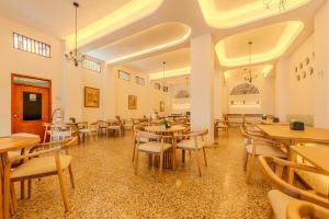 a restaurant with tables and chairs in a room at Hotel Dorado Plaza Centro Histórico in Cartagena de Indias +25 photos