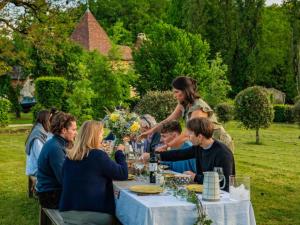 a group of people sitting at a table eating at Cabane cosy pour 2 avec jacuzzi - API-1-52-2485 in Saint-Amand-de-Coly