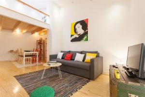 sala de estar con sofá y TV en Alfama Fado Loft, en Lisboa