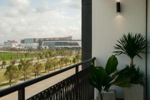 a balcony with a view of a building at Elora House in Thôn Lại Thê