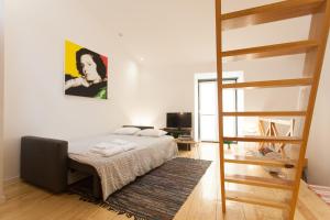 リスボンにあるAlfama Fado Loftのベッドルーム1室(二段ベッド1組、はしご付)