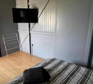 a bedroom with a bed and a flat screen tv at Buchan Street, Accommodation in East Trinity