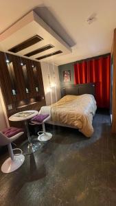a bedroom with a bed and a table and two chairs at Luxury KIA Room B in Richmond Hill