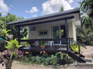 ein winziges Haus mit Veranda und Balkon in der Unterkunft Fare anuhe in Bora Bora