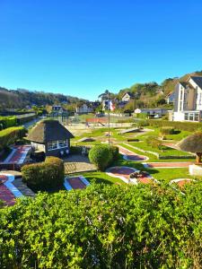 a view of a park with a building and trees at Camembert & Crustacés in Veulettes-sur-Mer