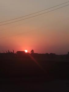 a sunset with the sun setting on the horizon at عقار محمد سعيد عجوة in Abū Kabīr