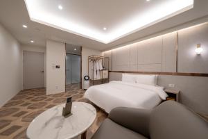 a hotel room with a bed and a couch at 르벤토 호텔 in Jūrin-ri