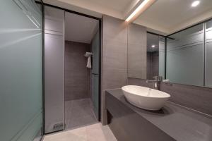 a bathroom with a sink and a glass shower at 르벤토 호텔 in Jūrin-ri