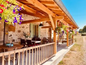 an outdoor patio with a wooden pergola at chambres d'hôtes Domaine les Grands Pérons in Hérisson