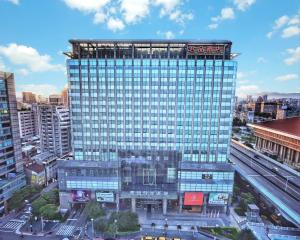 台北的住宿－君品酒店，城市里高大的蓝色建筑