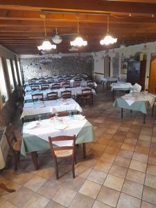 a large dining room with tables and chairs and lights at Agriturismo Le Panizze in Centenaro