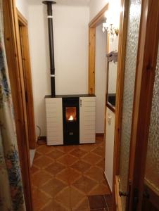 a hallway with a stove in a room at Castori due in Prazzo