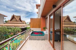 Balcó o terrassa a Ayrest Hua Hin Hotel
