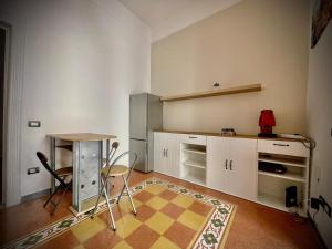 a kitchen with a table and a table and chairs at B&B Resto al Sud 2 in Salerno