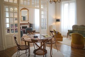 a living room with a table and chairs at La Leugnyçoise in Leugny