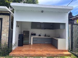 an outdoor kitchen with a large open area at Villa Lumbung sari in Badung