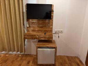 a tv sitting on top of a wooden table at Villa Lumbung sari in Badung