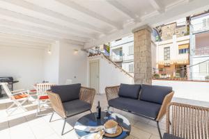 a living room with chairs and a table at Appartamento La terrazza in Baunei