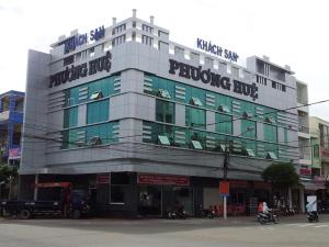 a building on a street with a shopping hub at Phuong Hue Hotel in Soc Trang