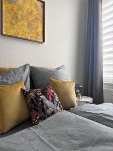 ein Bett mit Kissen darauf in einem Schlafzimmer in der Unterkunft Apartment 45 - Moderne, ruhige 2 Zimmer-Wohnung mit WLAN in Wittenberge, Komplett ausgestattet mit EBK, ideal für Business, Privataufenthalte, Radfahrer sowie kurze und längere Aufenthalte - einzeln oder als Paar - Nahe Bahnhof, Zentrum - Fahrradgarage in Wittenberge