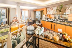 a restaurant with a long table with food and drinks at Moin Hotel Cuxhaven in Cuxhaven