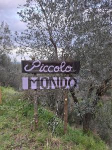 a sign for a pepcoulumulum sign in a field at Piccolo Mondo in Perugia
