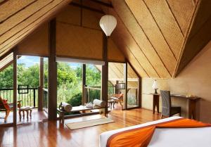 sypialnia w domu z dużym oknem w obiekcie Jetwing Vil Uyana w mieście Sigirija
