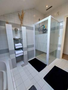 a bathroom with a shower with a toilet and towels at Carmen's Stay In - Dichtbij Amsterdam- Jaagweg 13 - Ilpendam in Ilpendam +21 photos