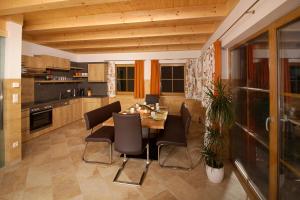 eine Küche mit einem Esstisch und Stühlen in der Unterkunft Bio Chalet "Sonne" in Weisspriach
