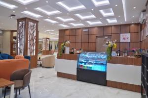 a waiting room with a fish tank on a counter at شقق سما الرفاع للشقق المخدومة in Al Kharj