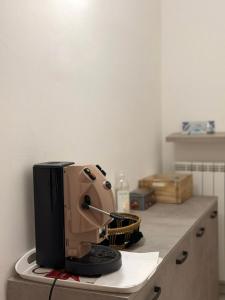 a sewing machine sitting on top of a counter at Affittacamere Rosy in Foligno