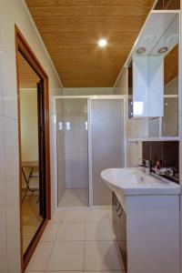Ванна кімната в Baba Veli Pension