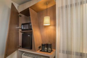 a kitchen with a microwave and a coffee maker and a microwave at Courtyard by Marriott London in London