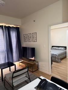 a living room with a bed and a mirror at Rito in Jalang
