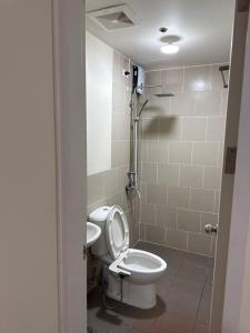 a bathroom with a toilet and a sink at Rito in Jalang