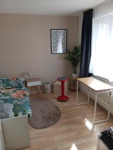 a living room with a bed and a table at Großes Juwel-Monteurzimmer-Privatzimmer in Wetzlar