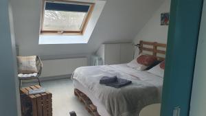 a bedroom with a bed and a window at Evned Kelien in Theix