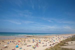 um grande grupo de pessoas numa praia em Lagrange Vacances - Les Hameaux de l'Océan em Carcans