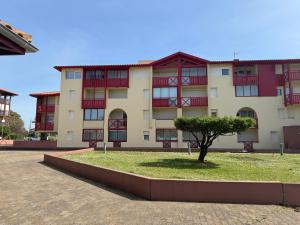 a building with a tree in front of it at Appartement HOSSEGOR plage SUD Classé 3 étoiles in Soorts-Hossegor