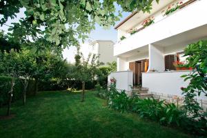 vista sul giardino di una casa di Apartment Nerina a Poreč (Parenzo)