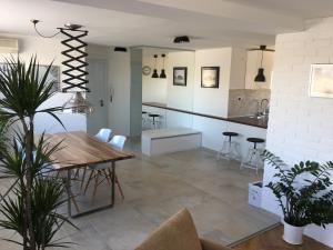 een keuken en eetkamer met een tafel en stoelen bij Fortress view Apartment Novi Sad in Novi Sad