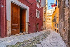 an empty street in an alley between buildings at Castello Room & Spa in Cagliari