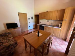a living room with a table and a kitchen at Casa Miravalle Mountain Apartments in Enguiso