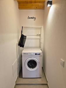 a washer and dryer in a small room at Casa do Barco in Odiáxere